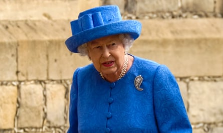 Queen Elizabeth in blue, wearing a brooch given to her by the Obamas