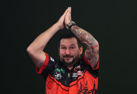 Jonny Clayton wins the sixth set.