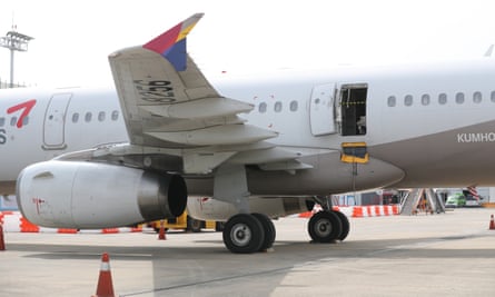 Avion d'Asiana Airlines après son atterrissage à l'aéroport international de Daegu.
