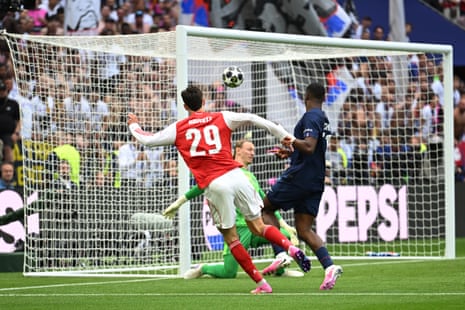 Kai Havertz of Arsenal scores his team’s first goal whilst under pressure from William Pacho of Paris Saint-Germain as Matvey Safonov of Paris Saint-Germain fails to make a save.