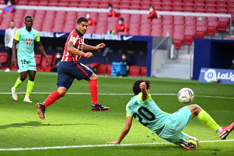 Luis Suárez scores one of his two goals on his Atlético Madrid’s debut against Granada in September 2020.