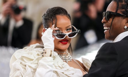 Rihanna, uma boa bilionária ou não? Um novo podcast da BBC investiga.