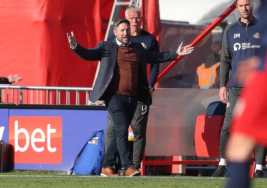Sunderland, lincoln'e karşı play-off açığını bozmak için çaresiz 2 lee johnson shows his frustration during the first game.