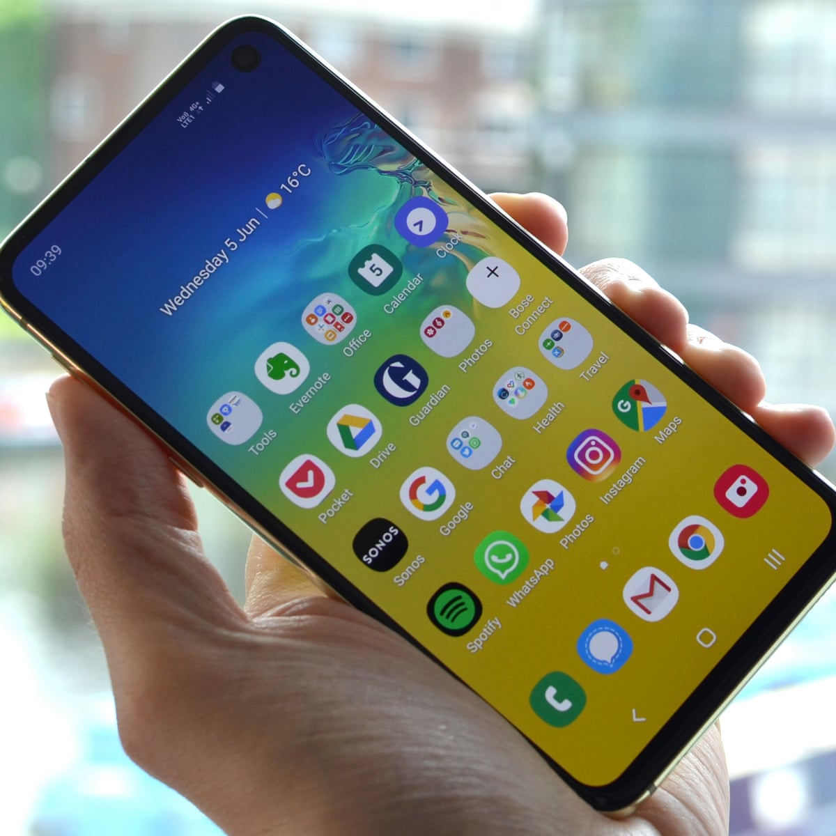 samsung galaxy s10e review the cheaper