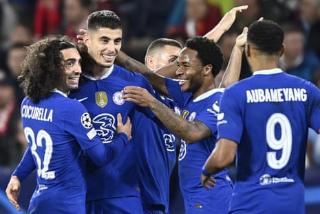 Kai Havertz (second left) of Chelsea celebrates with team-mates to put them 2-1 ahead.