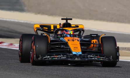 Oscar Piastri dari McLaren selama latihan di Grand Prix Bahrain.