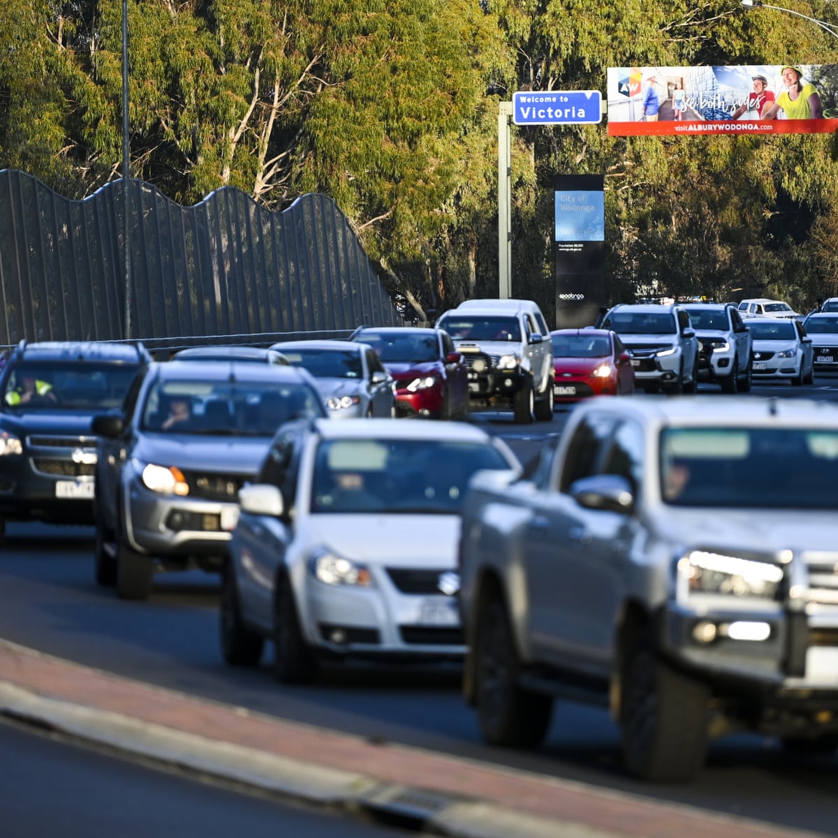 Canberra Residents Remain Trapped On Victorian Border After Nsw Reneges On Transit Deal Canberra The Guardian