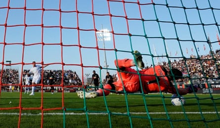 Venezia's Filip Stankovic saves the penalty from Napoli's Kevin De Bruyne