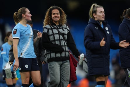 Mary Fowler with Manchester City teammates