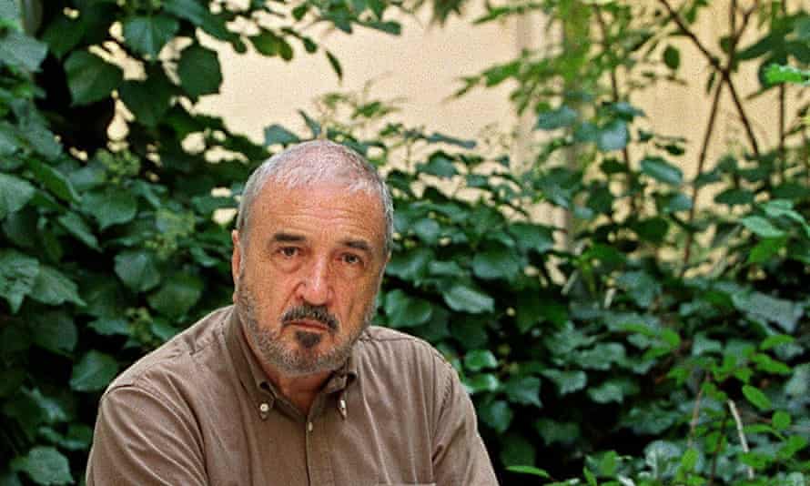 Jean-Claude Carrière chez lui à Paris en 2001.