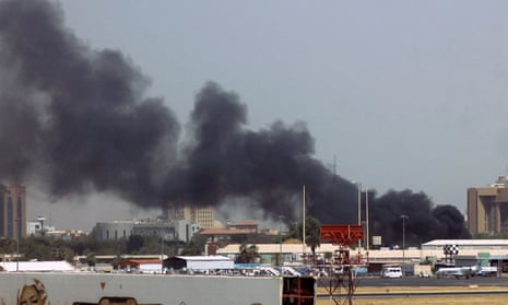 دود شدید بالای ساختمان‌ها در مجاورت فرودگاه خارطوم می‌آید.