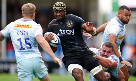 Christ Tshiunza déchire la défense des Harlequins avant de marquer un essai pour Exeter en septembre