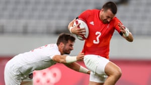 Alex Davis of Britain breaks clear against the US.