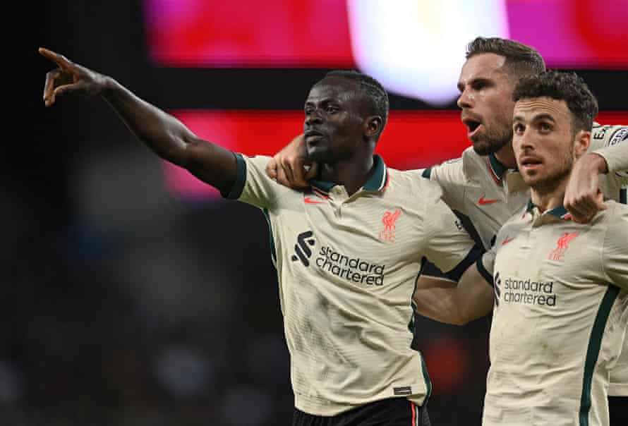 Liverpool's Senegal player Sadio Mane (L) celebrates scoring.