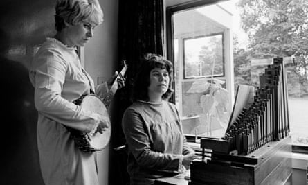 شرلی و دالی کالینز در حال تمرین برای آلبوم خود The Sweet Primroses، 1967