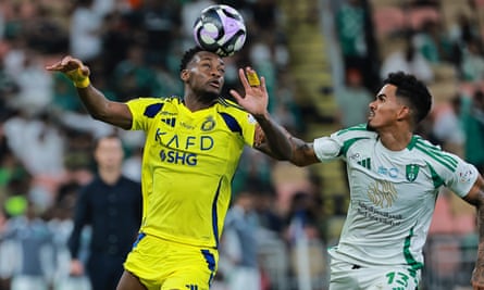 Jhon Durán controls the ball with his head.