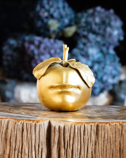An apple sculpture in bronze.