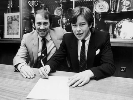 Adrian Heath signs for Everton for £700,000 in 1982