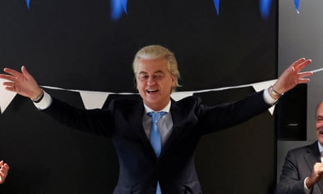 De Nederlandse extreemrechtse politicus en leider van de PVV-partij, Geert Wilders, gebaart terwijl hij leden van zijn partij ontmoet in het Nederlandse parlement