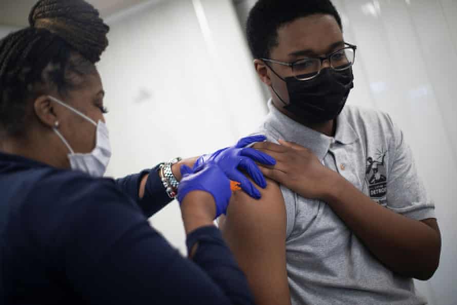 Cullen Veasley, 17 ans, reçoit sa deuxième dose du vaccin Covid dans une clinique de vaccination pop-up mobile à Detroit.