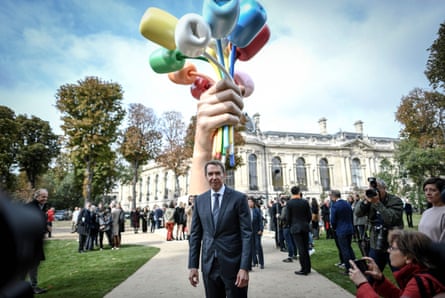 Jeff Koons poses after his sculpture was unveiled on Friday in the gardens of the Champs Élysées.