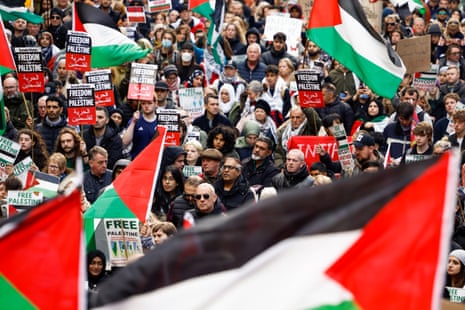 Οι υποστηρικτές της Παλαιστίνης συμμετέχουν σε μια συγκέντρωση στα σκαλιά της οδού Buchanan στις 14 Οκτωβρίου 2023 στη Γλασκώβη της Σκωτίας.