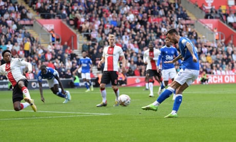 Dwight McNeil seals quickfire comeback for Everton at Southampton
