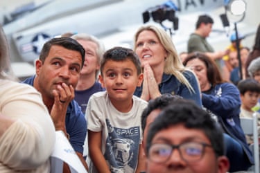 ABD'nin Kaliforniya eyaletindeki San Diego şehrinde bulunan Hava ve Uzay Müzesi'nde kalabalık, uçağın suya inişini izliyor.