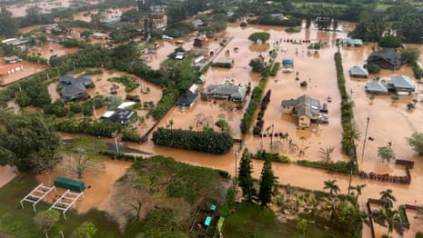 Su basmış sokakların ve tarım arazilerinin havadan görünümü