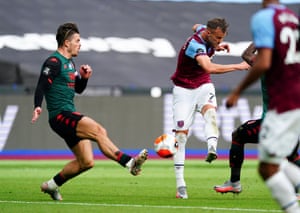 Andriy Yarmolenko of West Ham scores the equaliser.