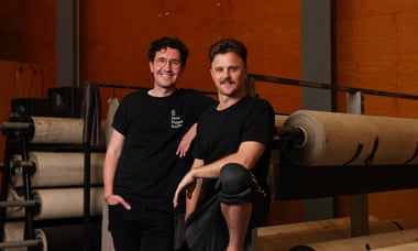 Le directeur LR David Morton, le directeur du mouvement Joshua Thompson. Dans les coulisses de la répétition d'Achilles Contract, une collaboration entre Dead Puppet Society et Legs On The Wall's à Sydney, Nouvelle-Galles du Sud, Australie.