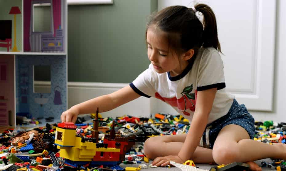 Un modelo infantil juega con Lego.  El fabricante de juguetes dijo que estaba trabajando para eliminar los prejuicios de género de sus líneas de productos.