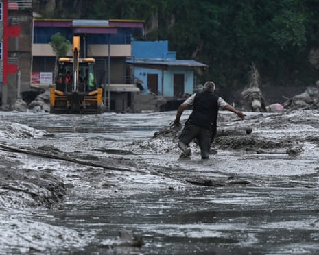 नेपाल के नुवाकोट जिले में कीचड़ से सनी सड़क पर चलता एक निवासी
