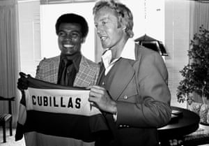 Fort Lauderdale Strikers coach Ron Newman welcomes the Peruvian Teofilo Cubillas at a press conference in Miami, March 1979.
