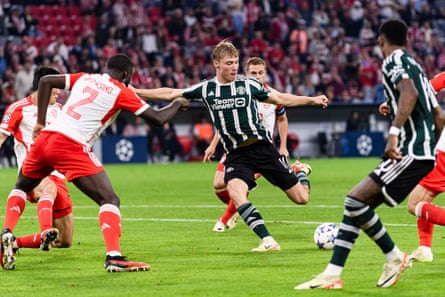 Rasmus Højlund shoots at goal against Bayern