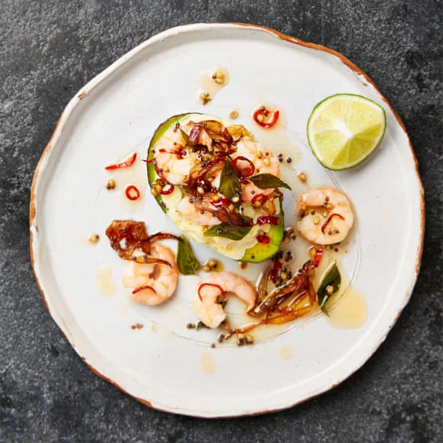 Avocado with curried prawns and lime