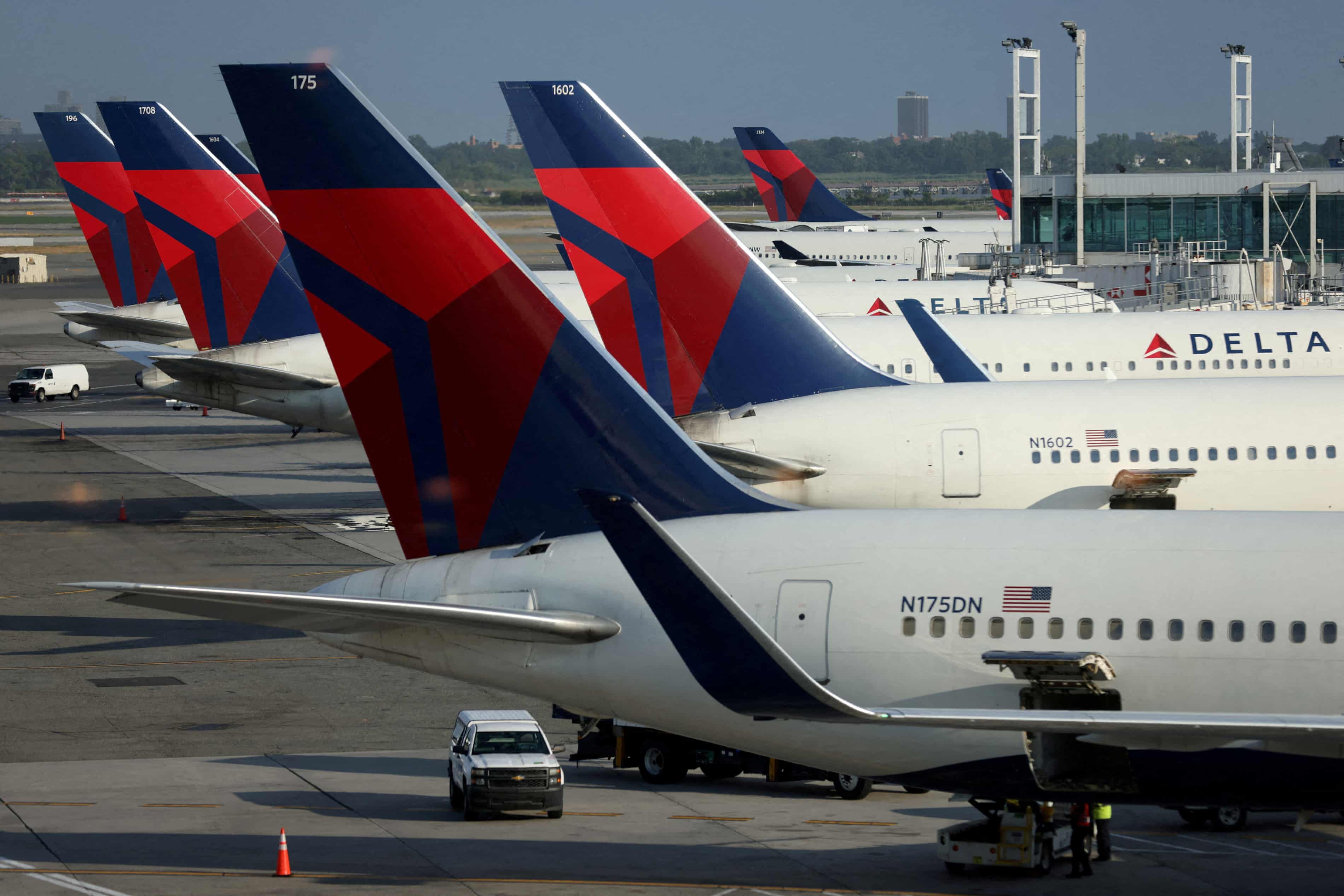 Delta ex-flight attendant files lawsuit alleging retaliation, sexual harassment (theguardian.com)