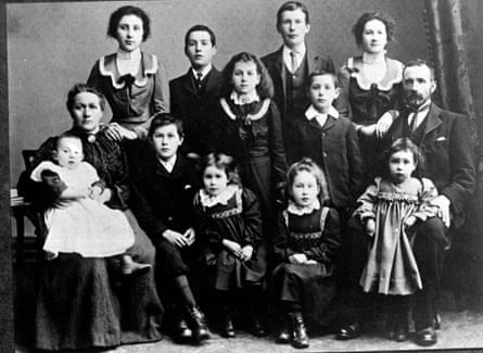 Family picture taken around 1900 of Janet ‘Jenny’ McCallum (top right) just behind her father. McCallum is reader Sheila Perry’s great aunt. Sheila’s grandmother is top left.