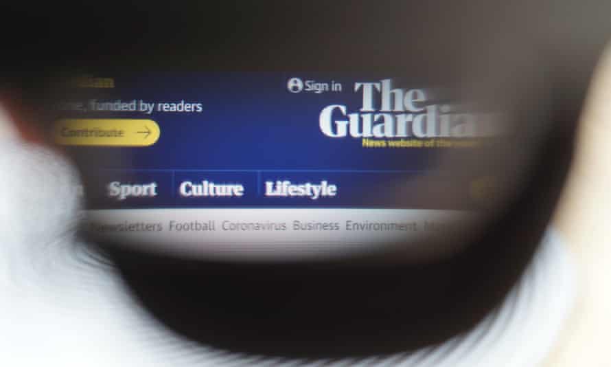 Una vista attraverso la lente degli occhiali Nreal Air che mostra il sito web del Guardian.