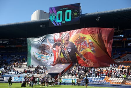 Luis Rubiales, Piers Morgan and the straw that broke an overburdened camel’s back | Soccer 5 Pachuca’s Jennifer Hermoso receives a tribute on her return to the Mexican club.