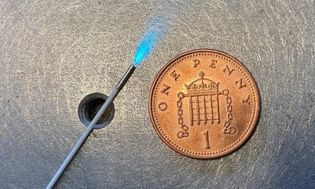 Microscopio interior junto a una moneda de 1 penique