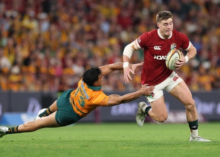 Tommy Freeman evades the challenge of Australia’s Joseph-Aukuso Suaalii