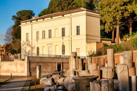 Lovely old house in evening sunshine in Rome