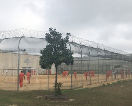 Detained immigrants play shot down a barbed ligament obstruction successful Georgia.