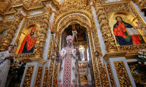 Cristãos ortodoxos participam do culto de Natal em Kyiv Pechersk Lavra em Kyiv, Ucrânia, em 7 de janeiro de 2023.