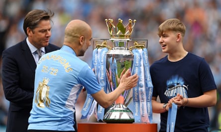 Ben Mason (à droite) présente Pep Guardiola avec le trophée de la Premier League.