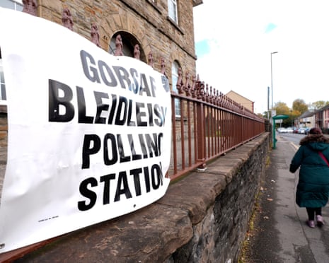 Кастинг избирателей бюллетени на избирательном участке