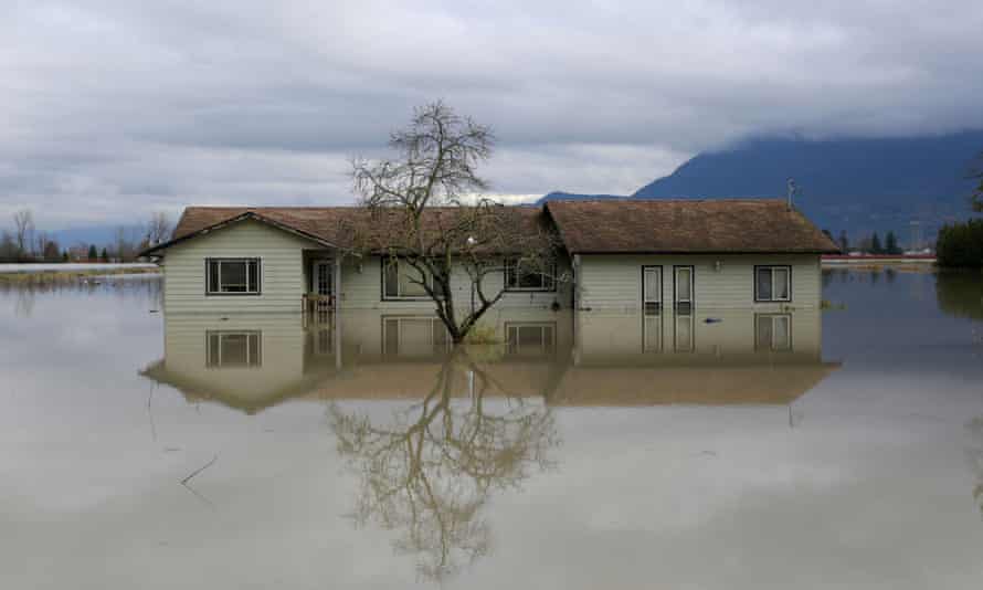 Une maison entourée par les eaux de crue à Chilliwack après des précipitations record dans la province canadienne de la Colombie-Britannique.