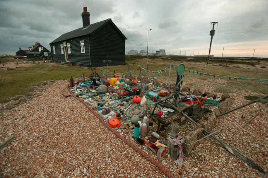 Una choza en Dungeness, cuyo jardín está adornado con objetos encontrados.