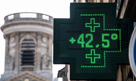 A pharmacy sign displaying the temperature in Paris on 25 July 2019